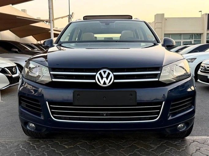 Подержанный Volkswagen Touareg II, 4.2 л, 2014 в Дубае от Al Qemah Used Cars Синий цвет. GCC | AUTO.AE