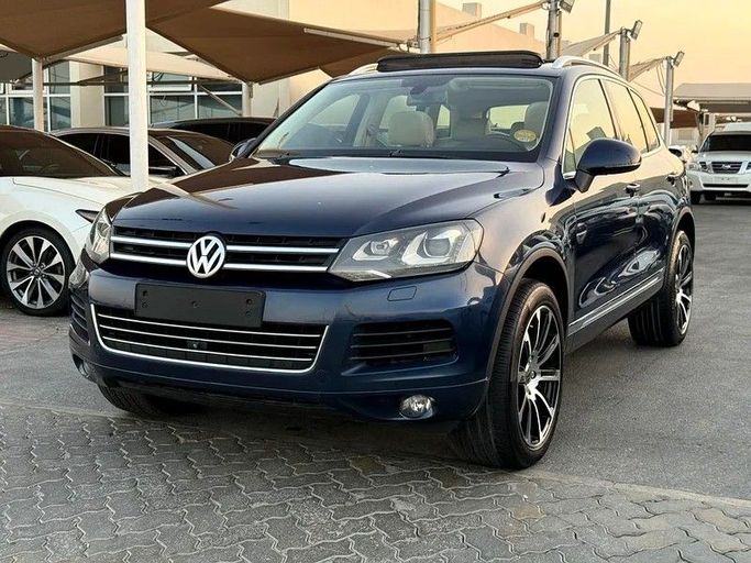 Подержанный Volkswagen Touareg II, 4.2 л, 2014 в Дубае от Al Qemah Used Cars Синий цвет. GCC | AUTO.AE