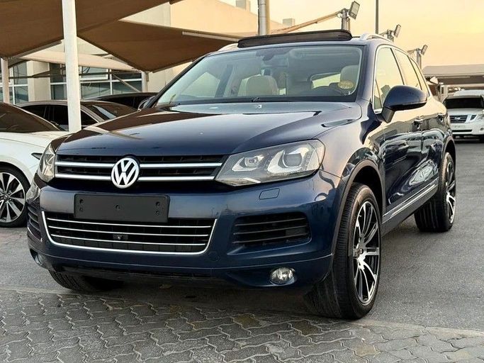 Подержанный Volkswagen Touareg II, 4.2 л, 2014 в Дубае от Al Qemah Used Cars Синий цвет. GCC | AUTO.AE