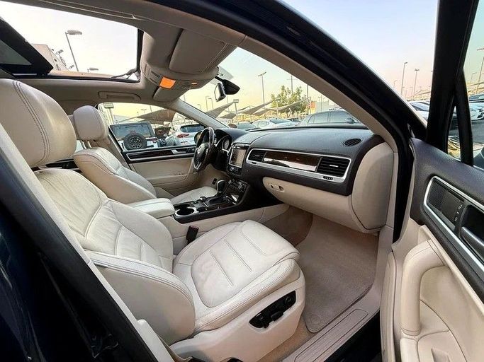 Подержанный Volkswagen Touareg II, 4.2 л, 2014 в Дубае от Al Qemah Used Cars Синий цвет. GCC | AUTO.AE