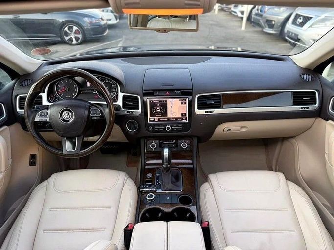 Подержанный Volkswagen Touareg II, 4.2 л, 2014 в Дубае от Al Qemah Used Cars Синий цвет. GCC | AUTO.AE