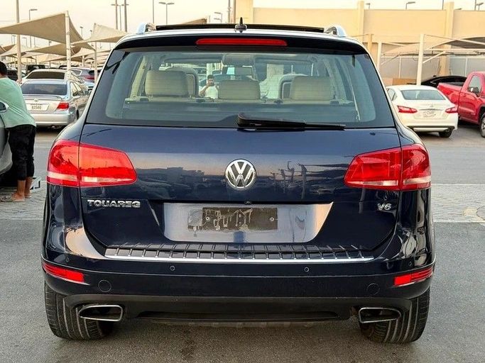 Подержанный Volkswagen Touareg II, 4.2 л, 2014 в Дубае от Al Qemah Used Cars Синий цвет. GCC | AUTO.AE