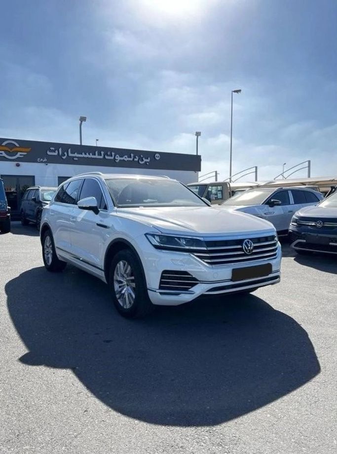 مستعملة Volkswagen Touareg ثالثاً, 3.0 l, 2021 في في دبي من Bin Dalmouk Motors FZCO، اللون أبيض. مواصفات الخليج | AUTO.AE