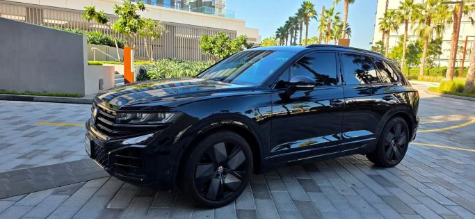 مستعملة Volkswagen Touareg ثالثاً فيس ليفت, 3.0 l, 2025 في في دبي من Auto Bank Trading، اللون أسود. مواصفات الخليج | AUTO.AE