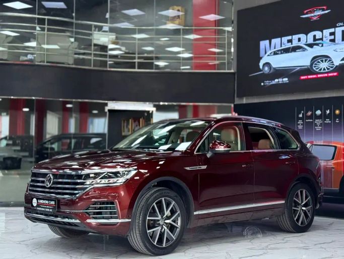 مستعملة Volkswagen Touareg ثالثاً, 3.0 l, 2020 في في دبي من Kamdhenu Cars، اللون عنابي. مواصفات الخليج | AUTO.AE