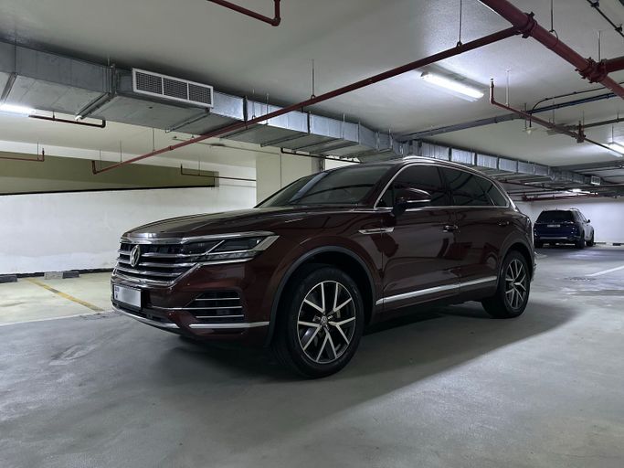 Подержанный Volkswagen Touareg III, 3.0 л, 2019 в Дубае Коричневый цвет. GCC | AUTO.AE | Объявление #259135