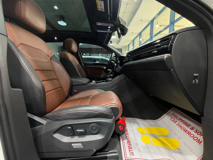 مستعملة Volkswagen Touareg ثالثاً، 3.0 لتر، 2019 في الإمارات، دبي من Philippine Used Cars Showroom، اللون أبيض. مواصفات الخليج | AUTO.AE | إعلان #295448 — صورة 11 من 14