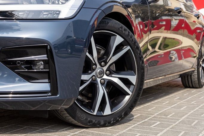 Подержанный Volvo S60 III, 2.0 л, 2022 в Дубае от Linda Cars Синий цвет. GCC | AUTO.AE