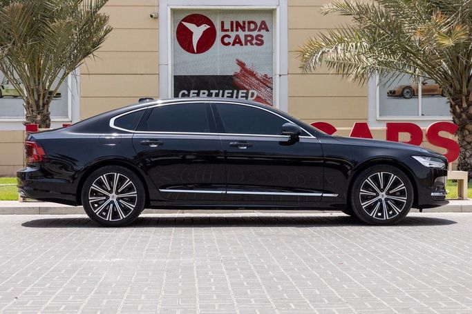 Used Volvo S90 II Facelift, 2.0 l, 2023 in Dubai by Linda Cars, Black color. GCC Specs | AUTO.AE