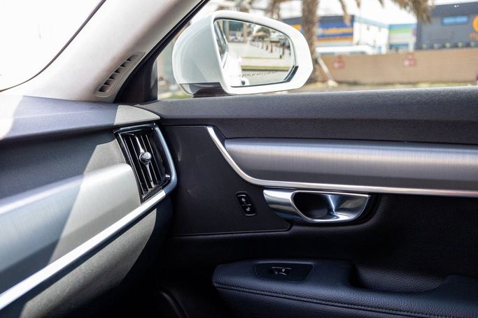 Подержанный Volvo S90 II, 2.0 л, 2017 в Дубае от Linda Cars Белый цвет. GCC | AUTO.AE