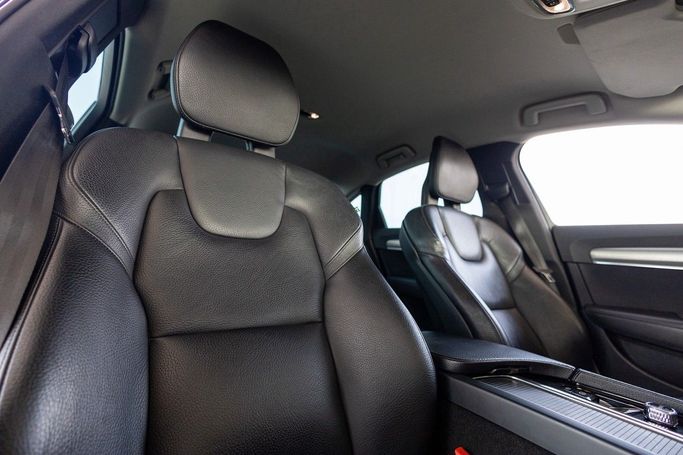 Подержанный Volvo S90 II, 2.0 л, 2017 в Дубае от Linda Cars Белый цвет. GCC | AUTO.AE