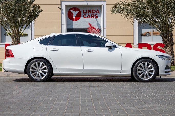 Подержанный Volvo S90 II, 2.0 л, 2017 в Дубае от Linda Cars Белый цвет. GCC | AUTO.AE