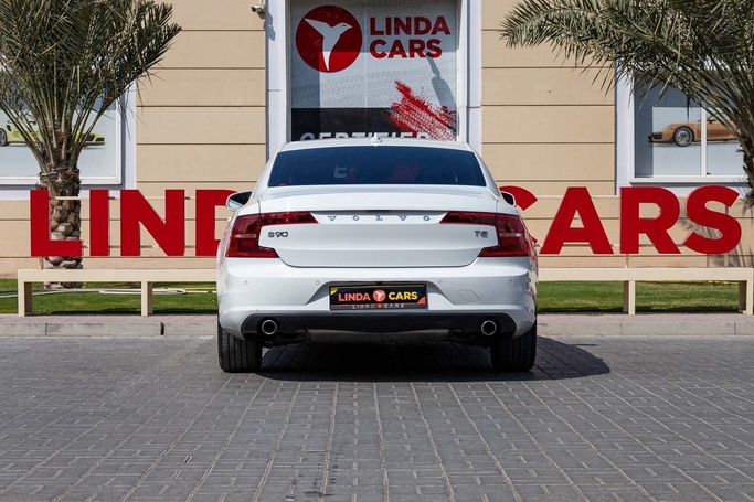 Подержанный Volvo S90 II, 2.0 л, 2017 в Дубае от Linda Cars Белый цвет. GCC | AUTO.AE