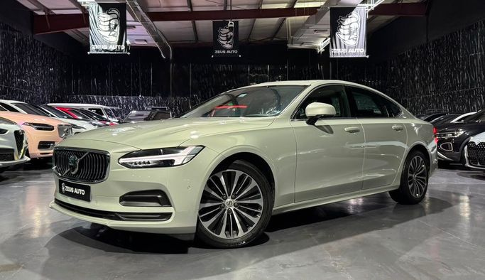 مستعملة Volvo S90 فيس ليفت الثاني, 2.0 l, 2022 في في دبي من Zeus Motors، اللون فضي. مواصفات الخليج | AUTO.AE | إعلان #258059
