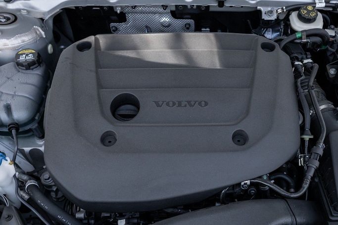 New Volvo XC40 I Facelift, 2.0 l, 2024 in Dubai by Linda Cars, Silver color. Chinese Specs | AUTO.AE