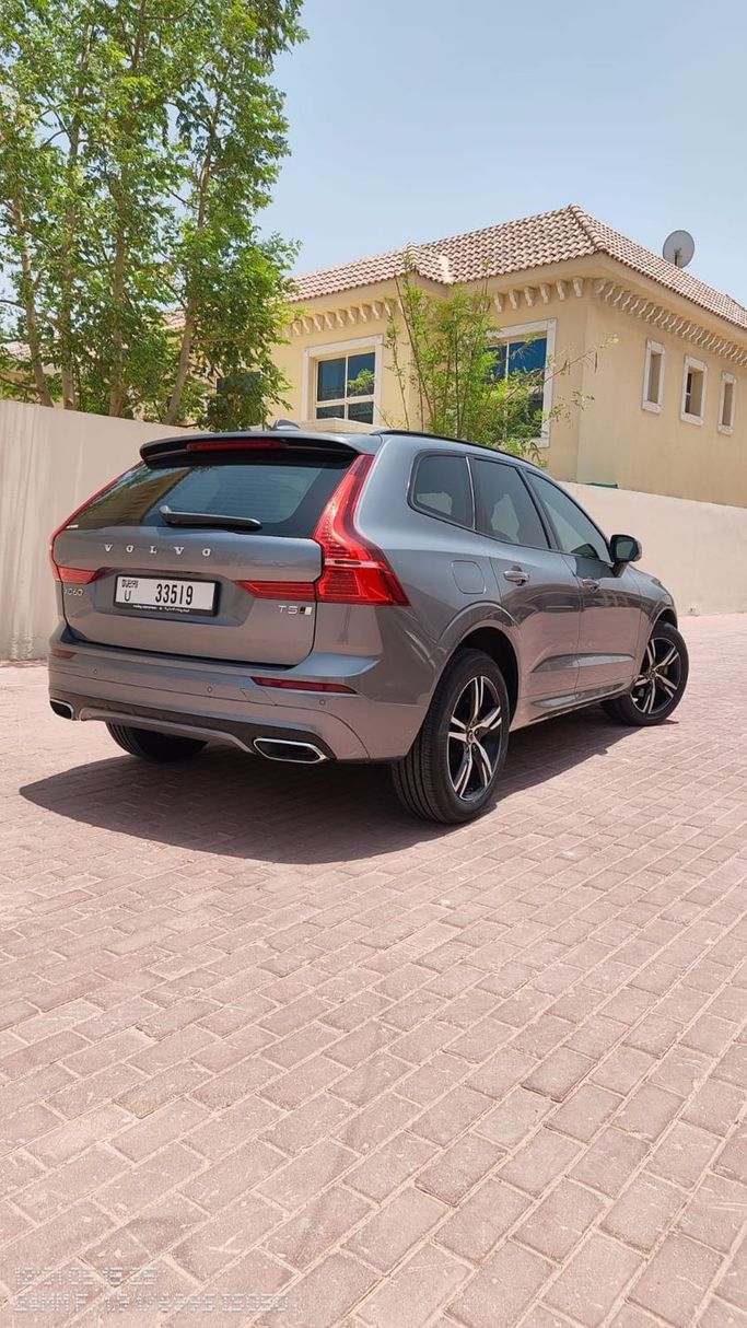 Подержанный Volvo XC60 II Рестайлинг, 2.0 л, 2021 в Дубае Серебристый цвет. GCC | AUTO.AE