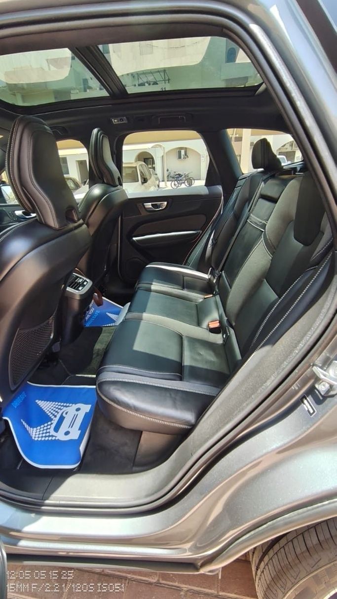 Подержанный Volvo XC60 II Рестайлинг, 2.0 л, 2021 в Дубае Серебристый цвет. GCC | AUTO.AE