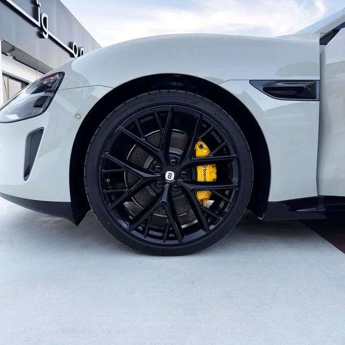 Новый Xiaomi SU7, 2025 в Дубае от Sola Motors Серый цвет. GCC | AUTO.AE