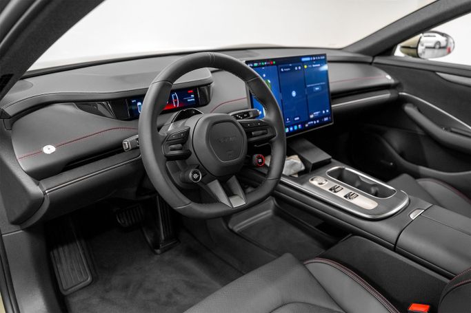 Новый Xiaomi SU7 Pro, 2024 в Дубае от PUPIL OF FATE MOTORS Зеленый цвет. Other | AUTO.AE