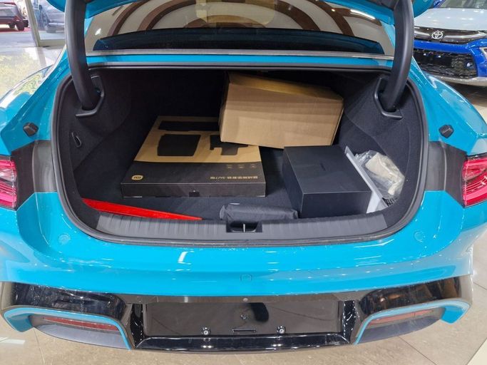 Новый Xiaomi SU7, 2025 в Дубае от Allied Motors Голубой цвет. Китайская | AUTO.AE