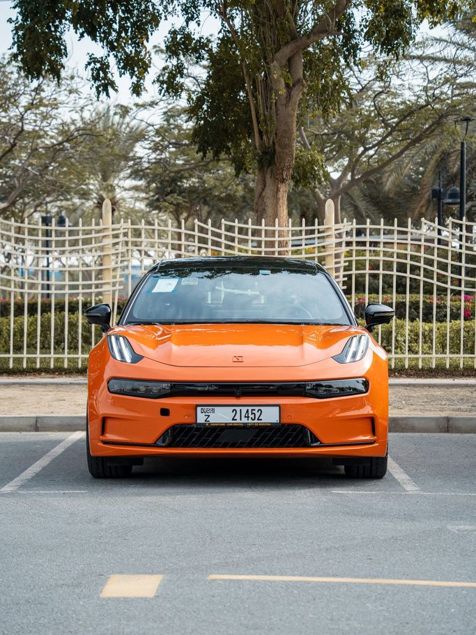 Zeekr 001 I Рестайлинг 1, 2025 лифтбэк  класса в Дубае от One by One Car Rental - Angelyn оранжевый цвет | AUTO.AE