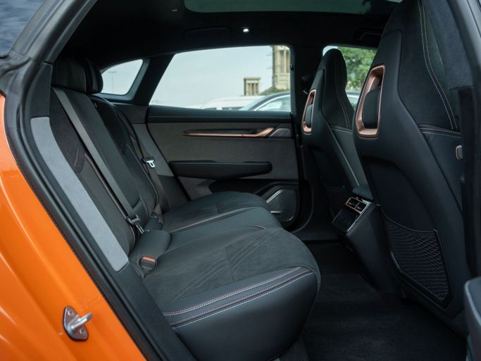 Zeekr 001 I Рестайлинг 1, 2025 лифтбэк  класса в Дубае от One by One Car Rental - Angelyn оранжевый цвет | AUTO.AE