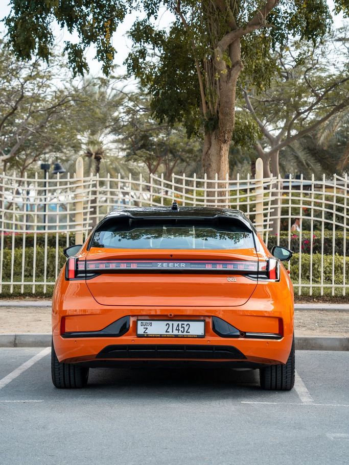 Zeekr 001 I Рестайлинг 1, 2025 лифтбэк  класса в Дубае от One by One Car Rental - Angelyn оранжевый цвет | AUTO.AE