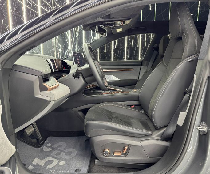 Подержанный Zeekr 001 I, 2024 в Дубае от Zeus Motors Серый цвет. GCC | AUTO.AE