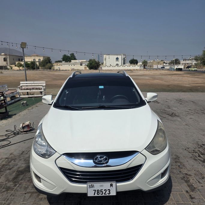 مستعملة ⁦Hyundai Tucson ثانياً، 2.4 l، 2013⁩ في في الإمارات, الفجيرة، اللون أبيض. مواصفات الخليج | AUTO.AE | إعلان #285910