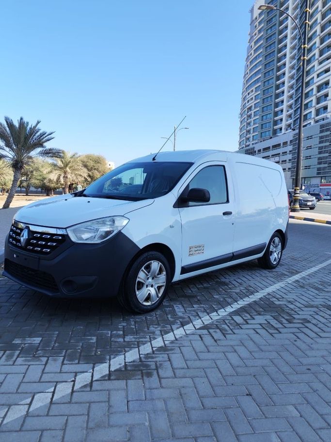 Used Renault Dokker I, 1.6 l, 2020 in Fujairah, White color. GCC Specs | AUTO.AE
