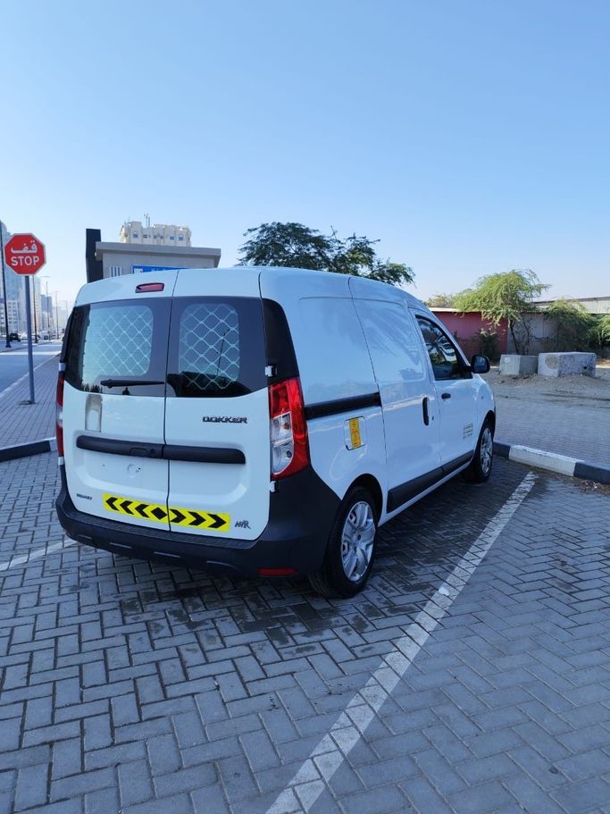 Used Renault Dokker I, 1.6 l, 2020 in Fujairah, White color. GCC Specs | AUTO.AE
