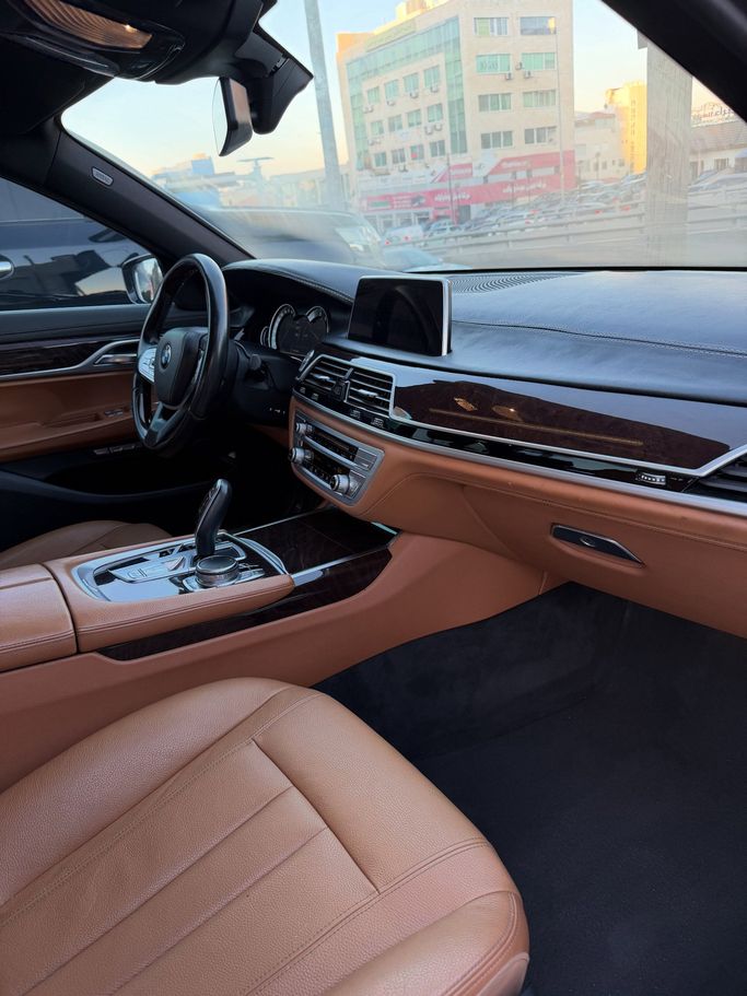 Новый BMW 7 Series 730i VI (G11/G12), 2.0 л, 2017 в Иордания, Амман от AL FURSAN MOTORS Черный цвет.  | AUTO.AE | Объявление #296408 — фото 4 из 12