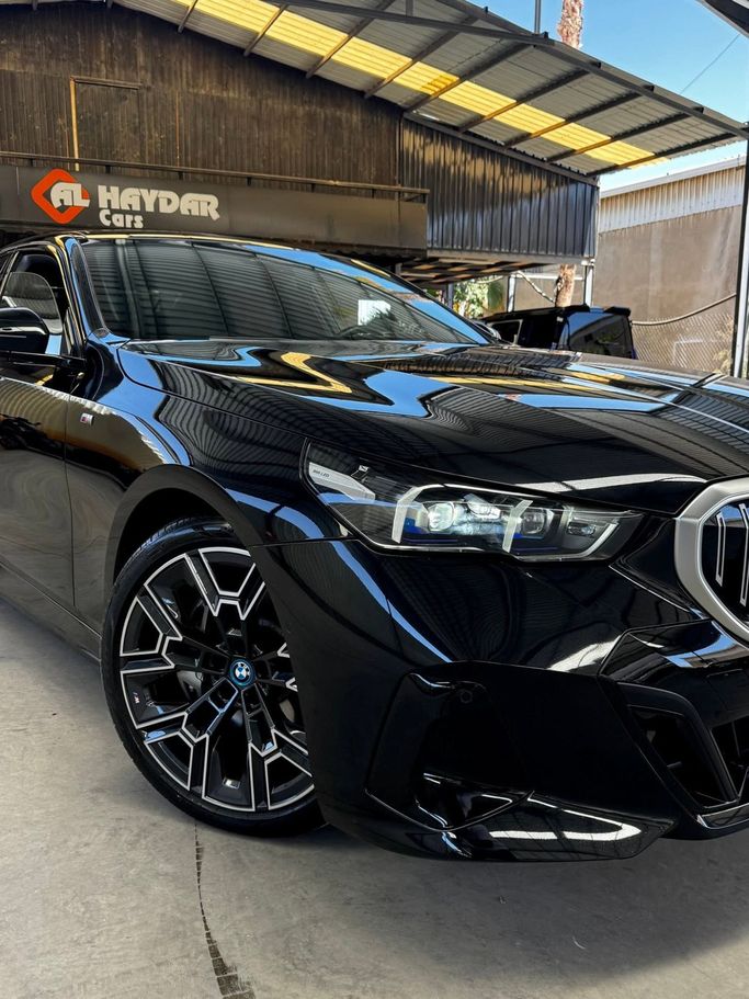 Подержанный BMW i5 eDrive40, 2024 в Иордания, Амман от AL HAYDAR CARS Черный цвет.  | AUTO.AE | Объявление #296560 — фото 4 из 18