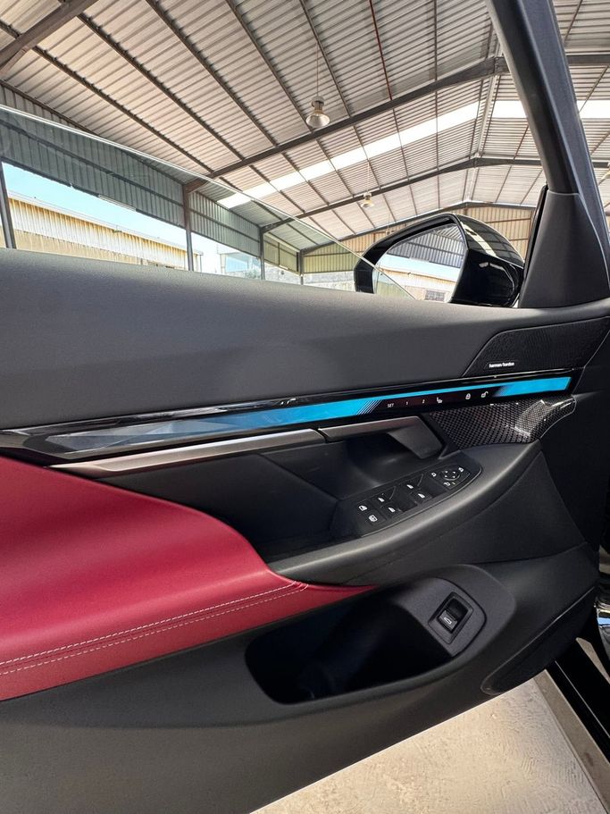 Подержанный BMW i5 eDrive40, 2024 в Иордания, Амман от AL HAYDAR CARS Черный цвет.  | AUTO.AE | Объявление #296560 — фото 17 из 18