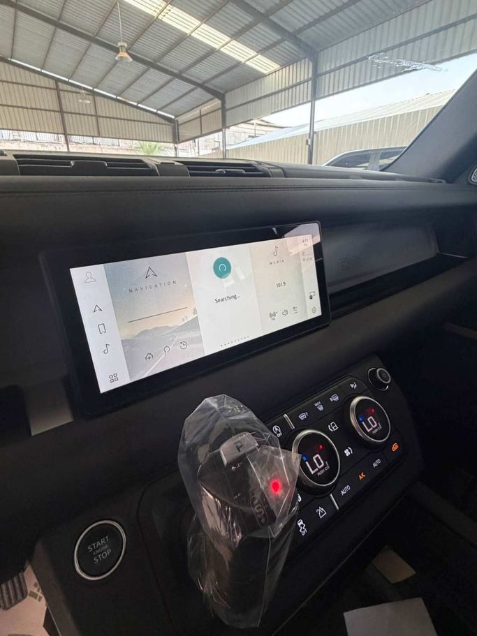 Подержанный Land Rover Defender 110 II, 2.0 л, 2024 в Иордания, Амман от AL HAYDAR CARS Серый цвет.  | AUTO.AE | Объявление #296524 — фото 12 из 14