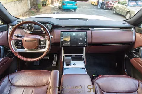 Подержанный Land Rover Range Rover P550e V (L460), 3.0 л, 2024 в Иордания, Амман от SHAYBETH MOTORS Белый цвет.  | AUTO.AE | Объявление #295669 — фото 4 из 10