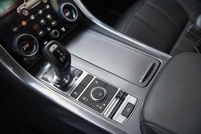 مستعملة Land Rover Range Rover Sport P300 II (L494) Facelift، 2.0 لتر، 2018 في الأردن، عمان من PRESTIGE AUTO، اللون أزرق فاتح.  | AUTO.AE | إعلان #296257 — صورة 14 من 40
