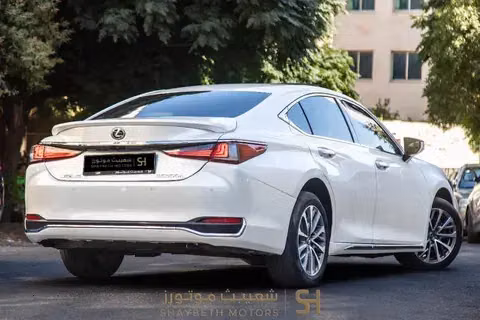 مستعملة Lexus ES 300h فيس ليفت السابع، 2.5 لتر، 2023 في الأردن، عمان من SHAYBETH MOTORS، اللون أبيض.  | AUTO.AE | إعلان #295616 — صورة 3 من 10