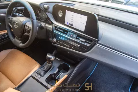 مستعملة Lexus ES 300h فيس ليفت السابع، 2.5 لتر، 2023 في الأردن، عمان من SHAYBETH MOTORS، اللون أبيض.  | AUTO.AE | إعلان #295616 — صورة 6 من 10