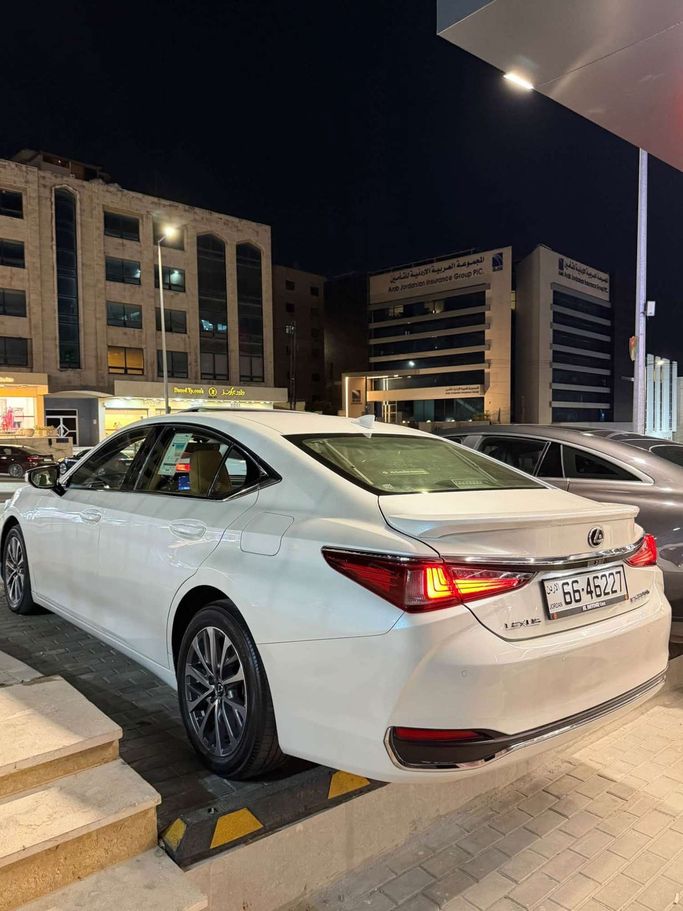 Used Lexus ES 300h VII (XZ10) Facelift, 2.5 l, 2023 in Jordan, Amman by AL HAYDAR CARS, White color.  | AUTO.AE | Listing #296528 — photo 8 of 13