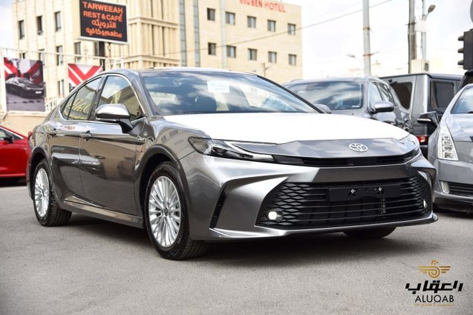 Новый Toyota Camry IX (XV80), 2.5 л, 2026 в Иордания, Амман от AL UQAB TRADING Серый цвет.  | AUTO.AE | Объявление #295596 — фото 2 из 23