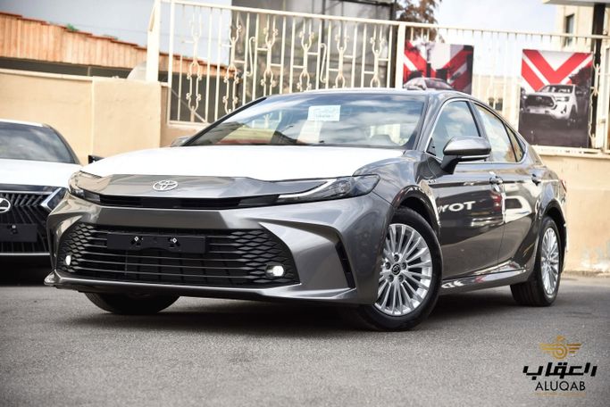 Новый Toyota Camry IX (XV80), 2.5 л, 2026 в Иордания, Амман от AL UQAB TRADING Серый цвет.  | AUTO.AE | Объявление #295596 — фото 3 из 23