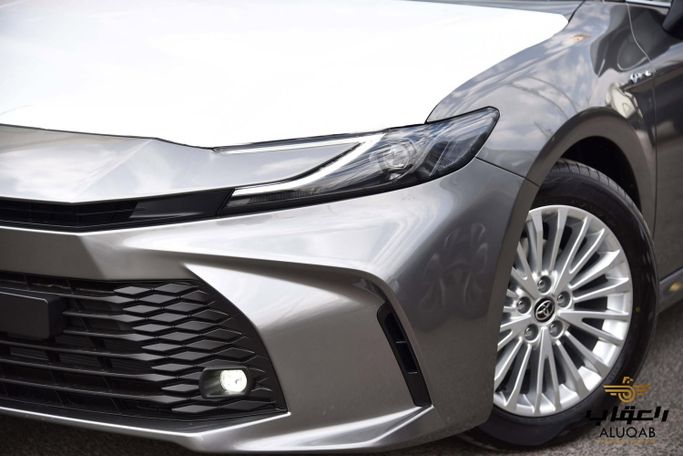 Новый Toyota Camry IX (XV80), 2.5 л, 2026 в Иордания, Амман от AL UQAB TRADING Серый цвет.  | AUTO.AE | Объявление #295596 — фото 4 из 23