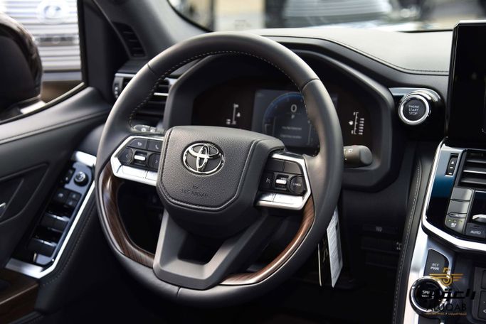جديدة Toyota Land Cruiser السلسلة 300، 4.0 لتر، 2026 في الأردن، عمان من AL UQAB TRADING، اللون أسود.  | AUTO.AE | إعلان #295646 — صورة 12 من 17