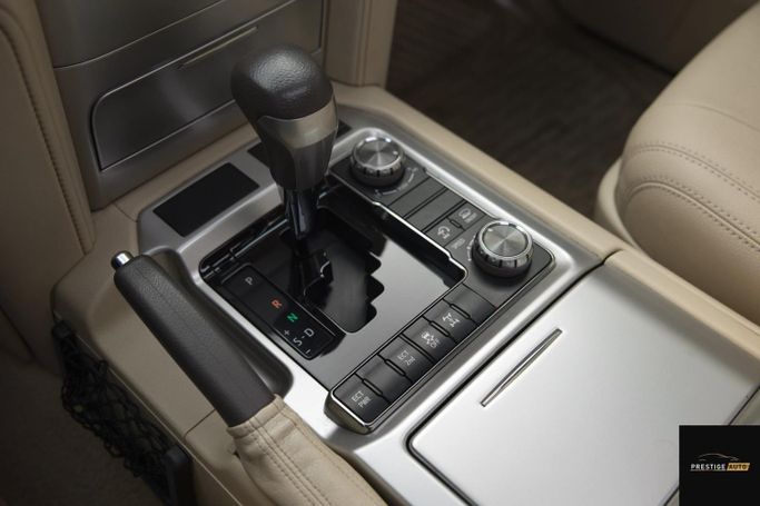 مستعملة Toyota Land Cruiser 200 Series 200 Series Facelift 2، 4.6 لتر، 2017 في الأردن، عمان من PRESTIGE AUTO، اللون أبيض.  | AUTO.AE | إعلان #296187 — صورة 11 من 31