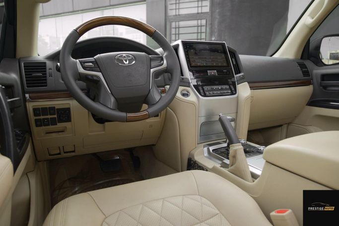 مستعملة Toyota Land Cruiser 200 Series 200 Series Facelift 2، 4.6 لتر، 2017 في الأردن، عمان من PRESTIGE AUTO، اللون أبيض.  | AUTO.AE | إعلان #296187 — صورة 4 من 31