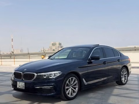 مستعملة ⁦BMW 5 Series 520i سابعاً (G30/G31)، 2.0 l، 2019⁩ في في الكويت, الفروانية من MARBEYA MOTORS، اللون أزرق.  | AUTO.AE | إعلان #286725