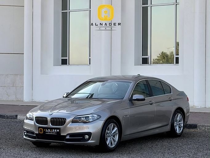 مستعملة ⁦BMW 5 Series 520i عملية فيس ليفت VI (F10/F11/F07)، 2.0 l، 2014⁩ في في الكويت, الفروانية من ALNADER CAR، اللون رمادي.  | AUTO.AE | إعلان #287415