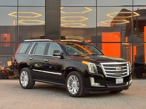 مستعملة ⁦Cadillac Escalade رابعاً، 6.2 l، 2016⁩ في في الكويت, الفروانية من ALSALEEM MOTORS، اللون أسود.  | AUTO.AE | إعلان #289765