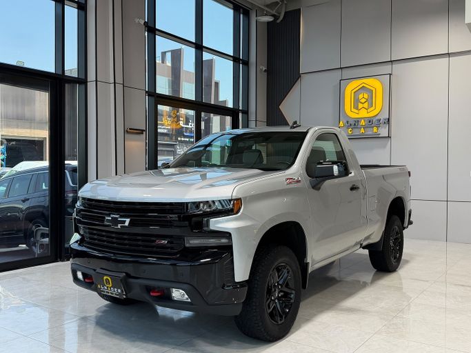 مستعملة ⁦Chevrolet Silverado IV (T1XX)، 5.3 l، 2021⁩ في في الكويت, الفروانية من ALNADER CAR، اللون فضي.  | AUTO.AE | إعلان #287199